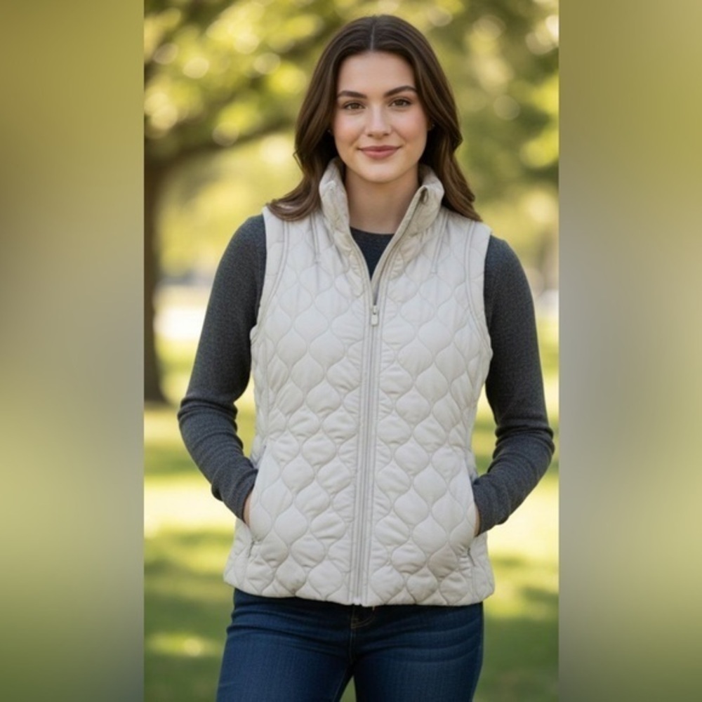 Kirkland Signature Women's Quilted Cream Active Vest in Large